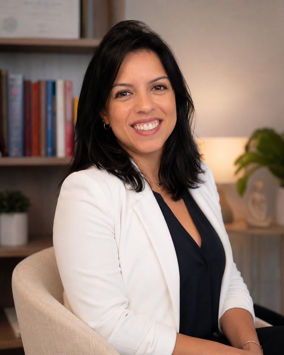 Fernanda Gandour, psicóloga online, sorrindo em ambiente acolhedor